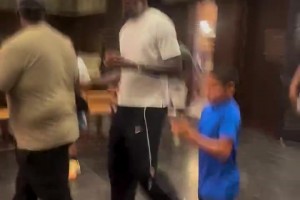 宠粉！詹姆斯看到俩小朋友粉丝 果断击掌致意