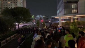 墨西哥球迷深夜在英酒店外围敲锣鼓，安保未采取措施
