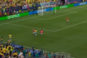 一过二！维尼修斯边路突破，底线传球遭拦截