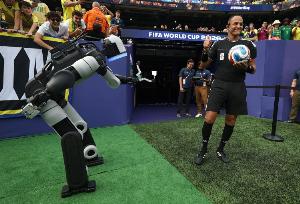 太阳报：巴西与挪威FIFA计划让仿真机器人运球，引发球迷疑问